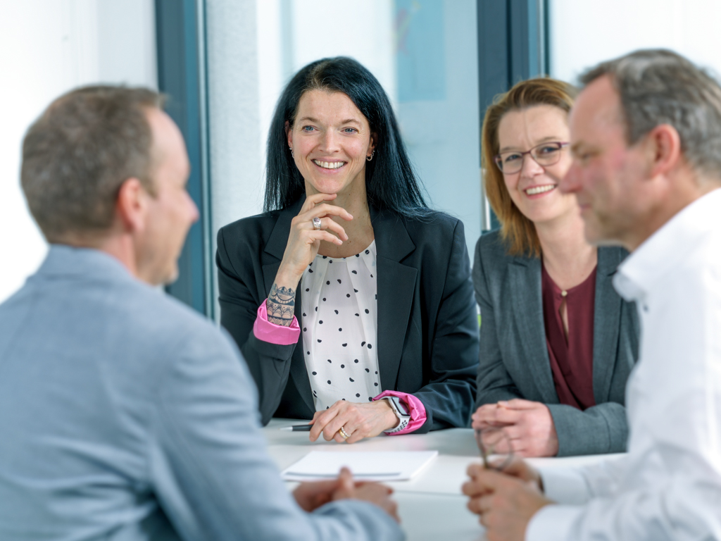 Gruppenfoto Team Wilke Besprechung am Tisch Corinna Kleff