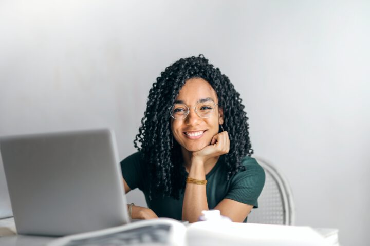 Foto Frau vor Laptop Computer